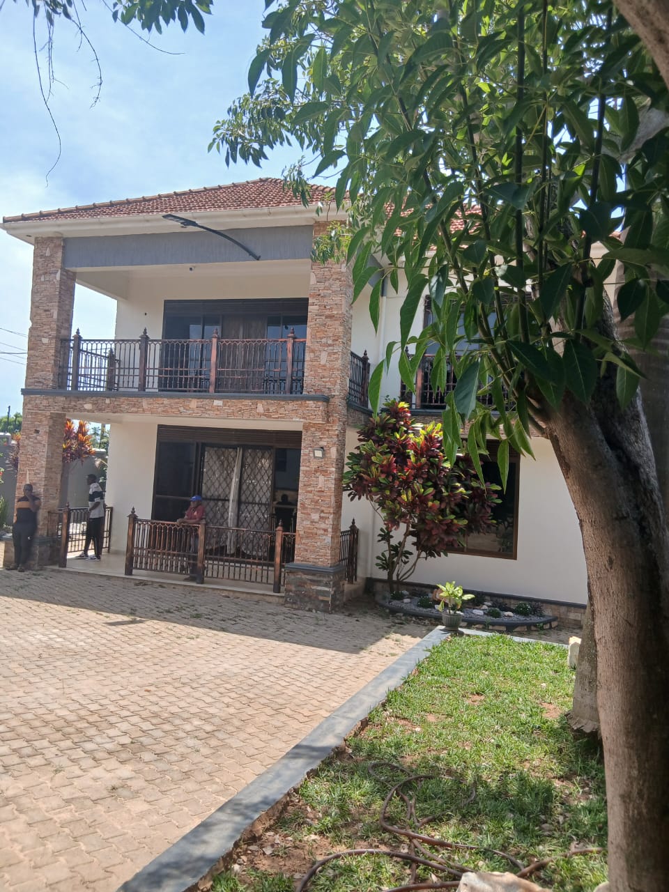 Flat House  At kigo 
