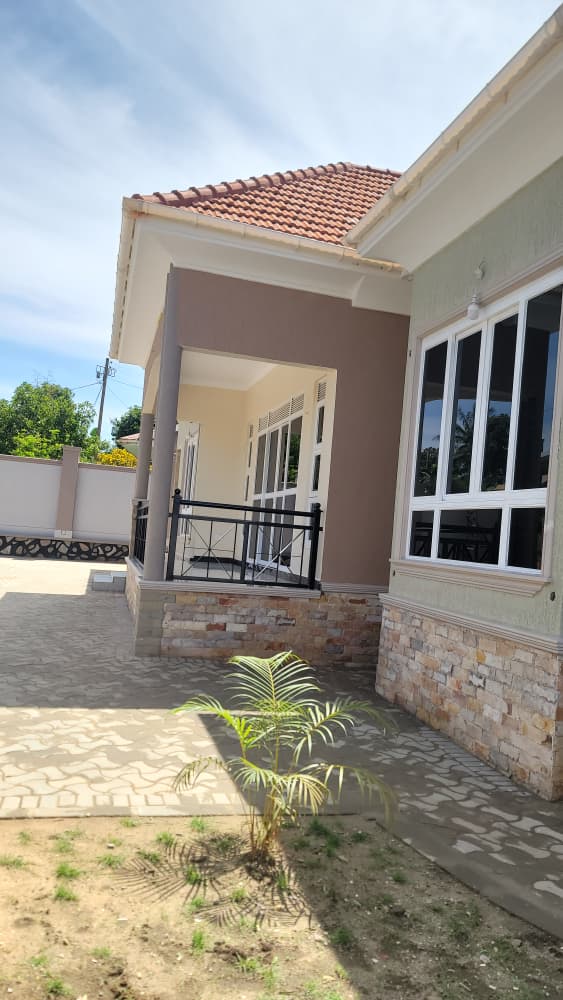 House  for sale at Kitende , Entebbe Road 